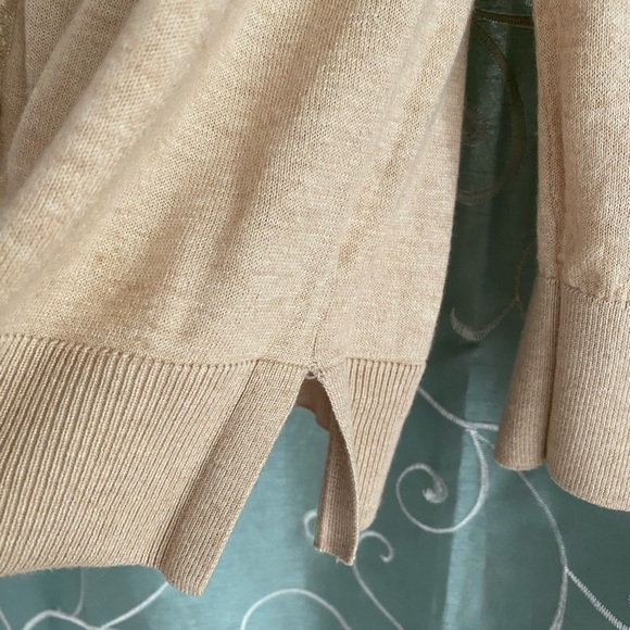 Banana Republic oatmeal colored V-neck cardigan size small w crochet trim - Picture 3 of 8
